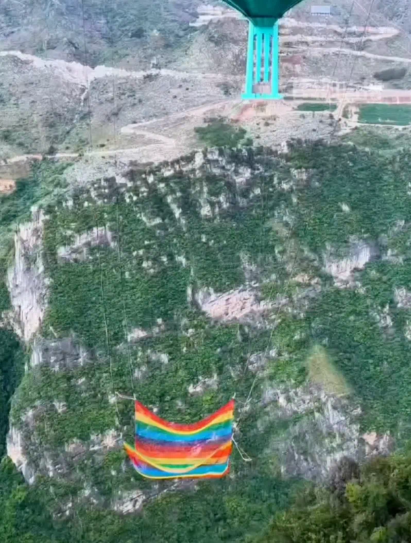 兴业配资 “世界第一高桥”无绳蹦极能玩了? 官方回应